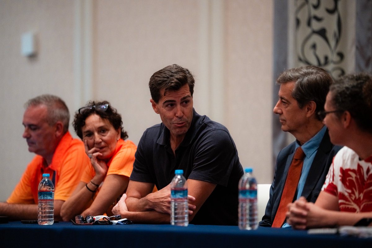 Reunión oficial #EspañaAtletismo 🇪🇸✅

El presidente de la RFEA, Raúl Chapado, ha acompañado hoy al equipo para transmitirles todo su apoyo.

También asistieron Fernando Curcio y Pilar Cuadra, representantes de la Embajada de España en Japón. 🇪🇸✨

#PasiónporCompetir ❤️‍🔥