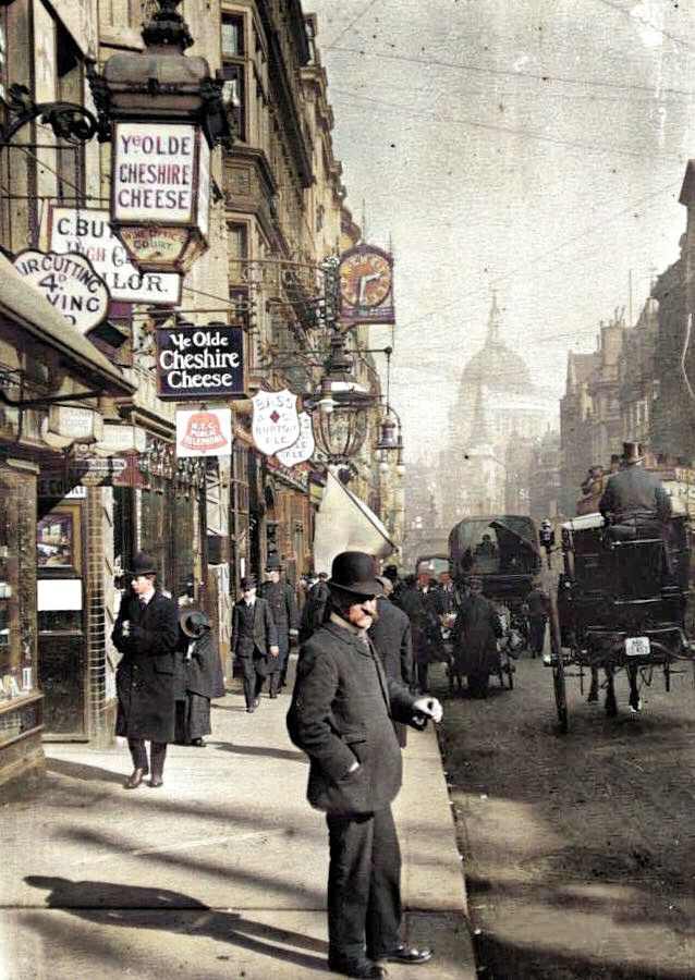 VinnieSull1van's tweet photo. The same place but in another world. ⌛️
Ye Olde Cheshire Cheese, 145 Fleet St, #London #EC4A - @Britains___Pubs @Lost___London https://t.co/ufTeJDIJhO