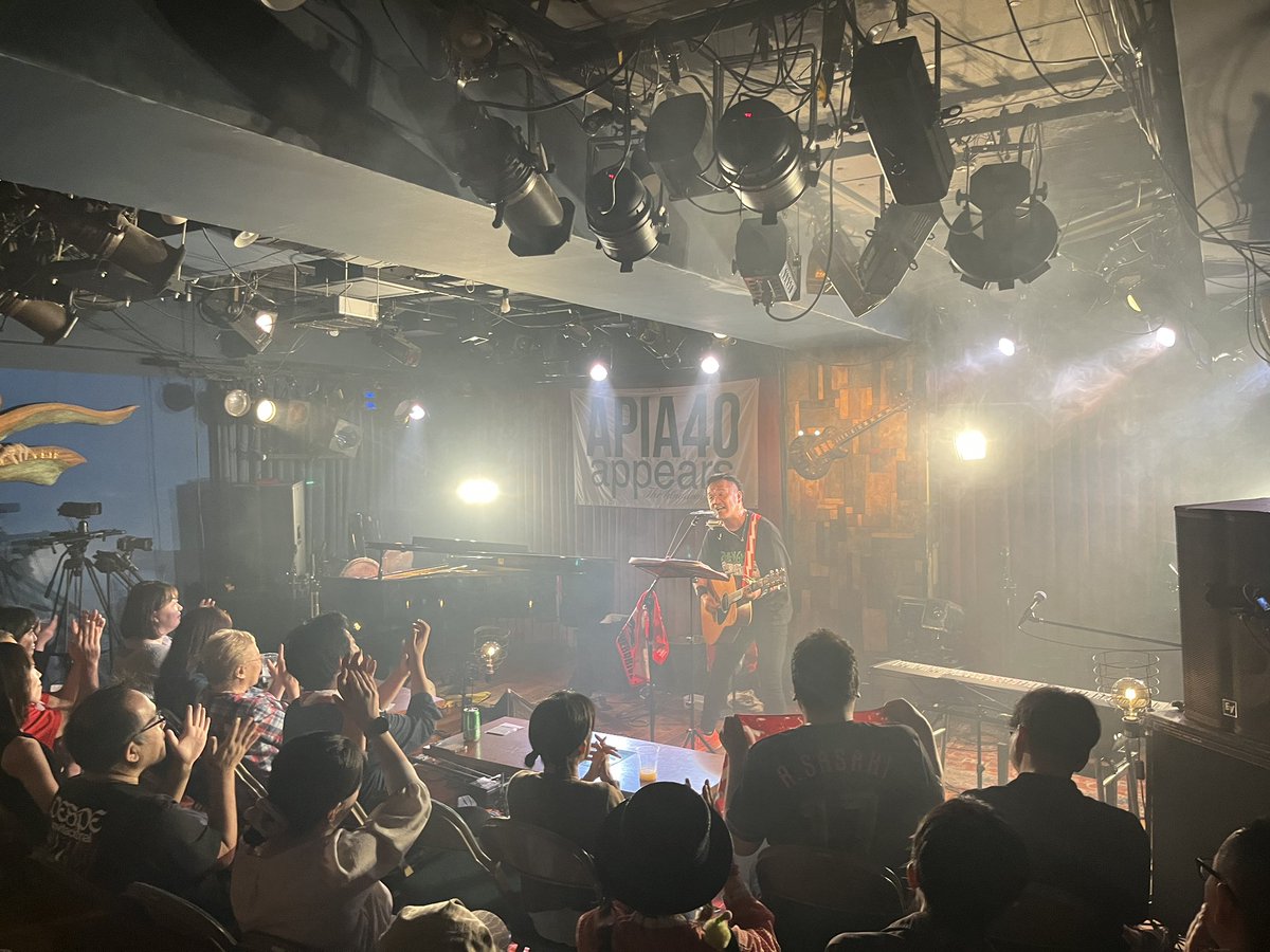 25年前に初めて出演した東京のライブハウスAPIAさんに行ってきました。
昨日の大雨で大変だったらしい、でもめげずにエネルギーを届け続けている姿に感動。あの頃僕はブーニーという名前で活動してました。今は本名で歌ってます。
渋谷再開発で移転されて15年だそうです。人にも店にも歴史あり。