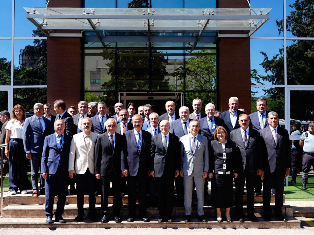 T.C. Hazine ve Maliye Bakanımız Sn. <a href="/memetsimsek/">Mehmet Simsek</a> ve beraberindeki heyetin teşrifleriyle; Gaziantep Valimiz Sn. Kemal Çeber, Milletvekillerimiz, Büyükşehir Belediye Başkanımız Sn. Fatma Şahin, Oda Başkanlarımız, Müteşebbis Heyet Üyelerimizin katılımları ve Başkanımız Sn. Cengiz