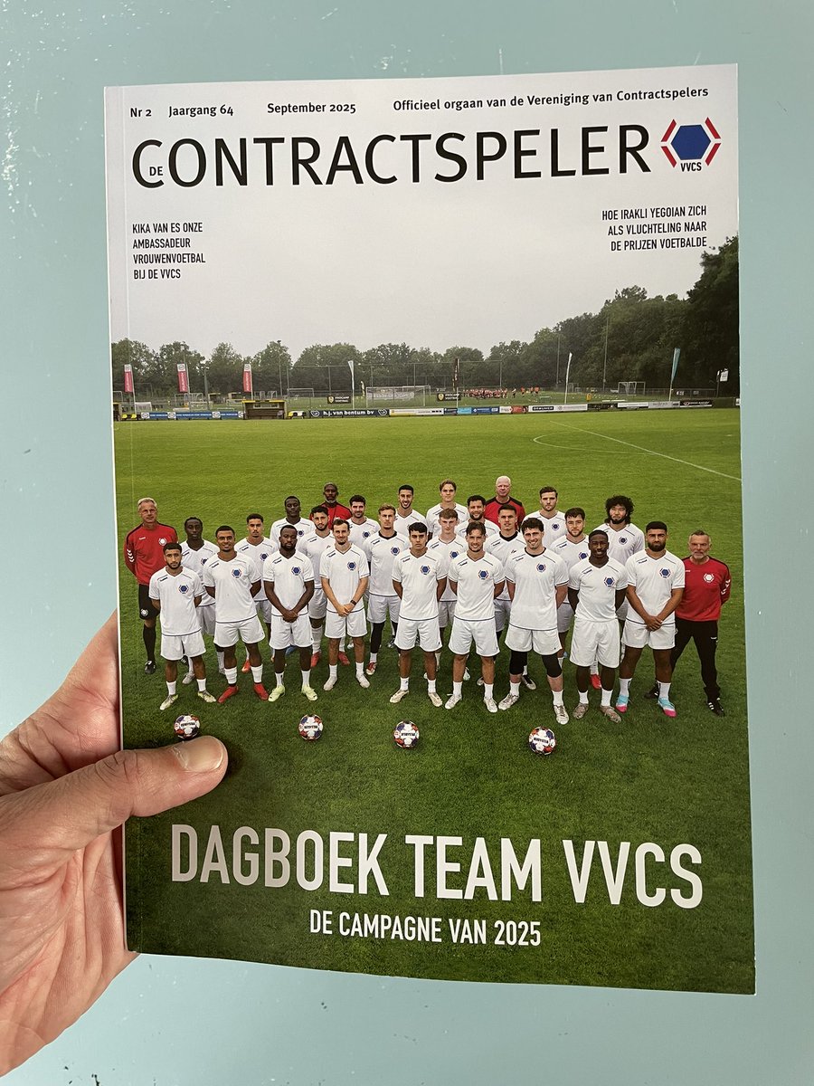 spelersvakbond's tweet image. De nieuwe Contractspeler vind je hier online:
⚽️💫📰 bit.ly/4meKHR4 

Met Kika van Es, Kjell Scherpen, Irakli Yegoian, Joost van Aken… Volg Team VVCS 2025 op de voet, krijg uitleg over de Diarra zaak en nog veel meer!

#decontractspeler #vvcsmagazine #weetwaterspeelt