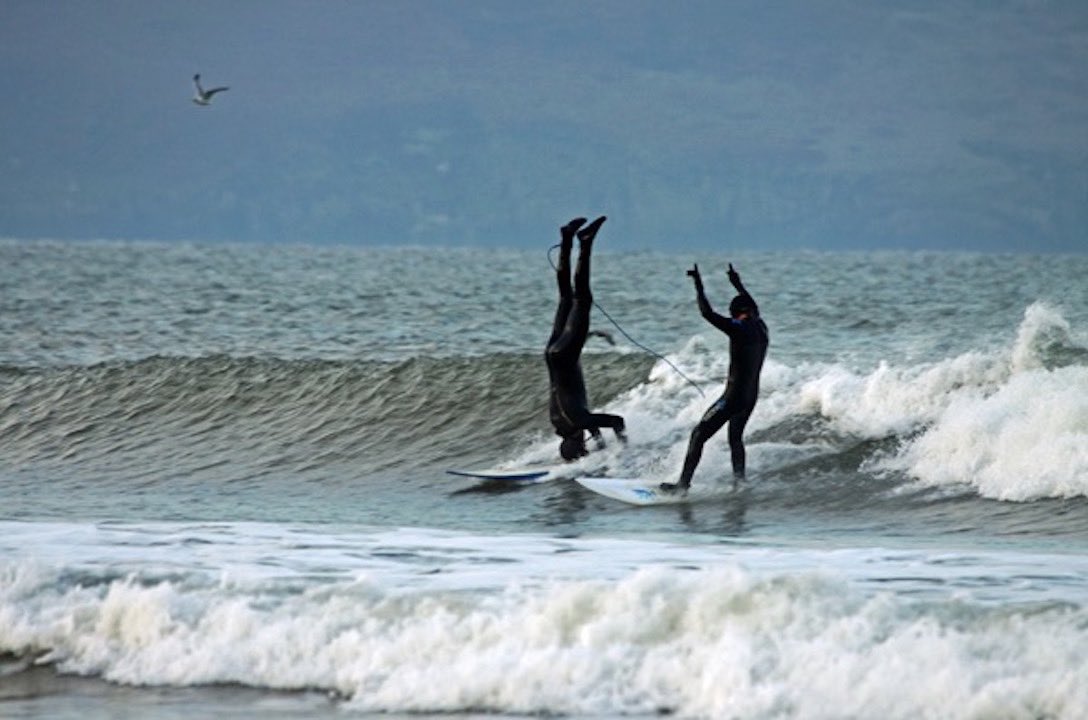 Throwback to the ol’ headstand drop in!! 🤣🤦 From way back in Feb’ 2012! #woolacombe #dropin #headstand #headstandsurfer #fun #woolacombebeach #funny #upsidedown #surfschool #surfcoach #showoff #timeflies #onelifetolive #ocean #beachlife #winterwaves #northdevon #woolacombebay