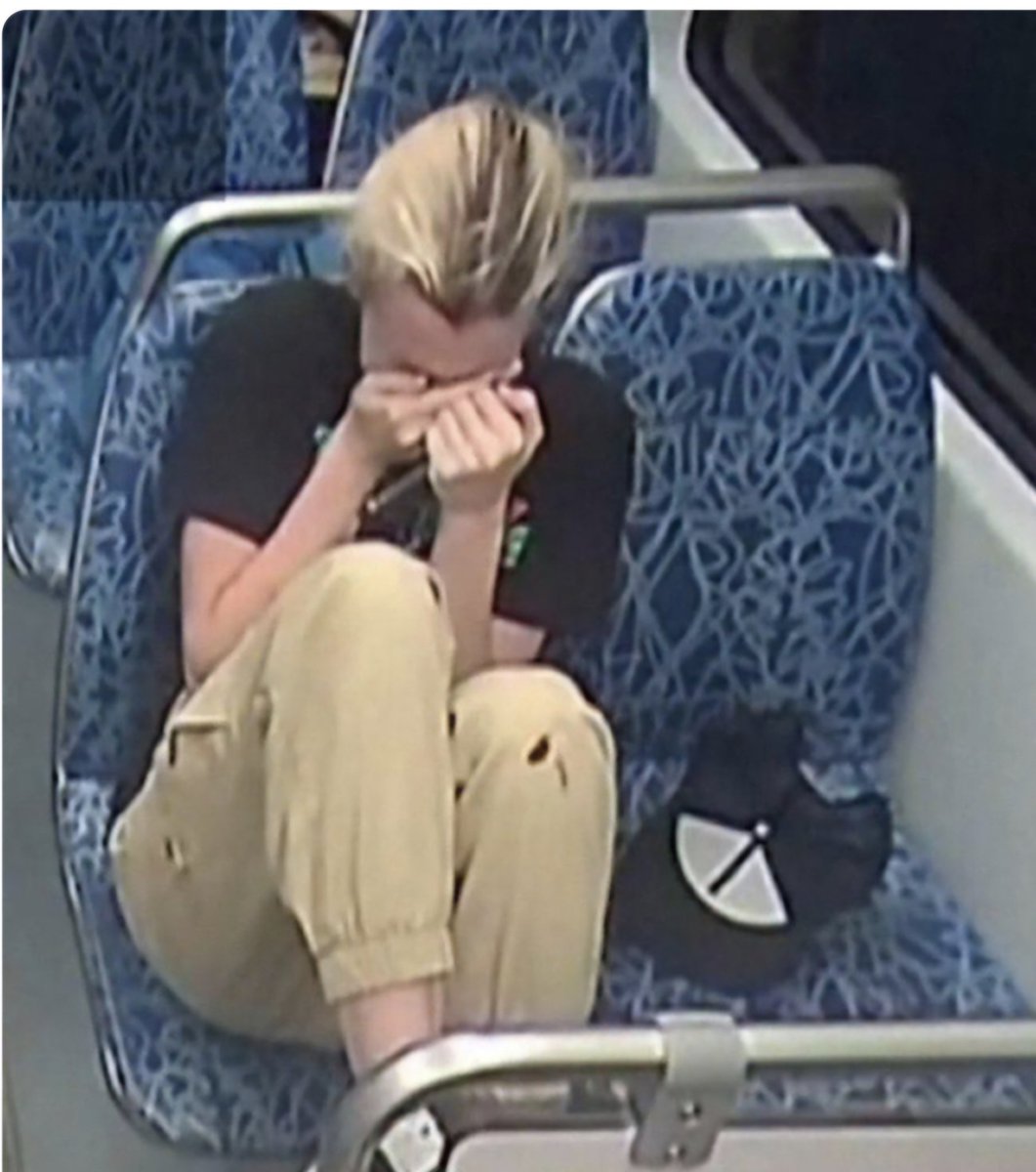 No se me quita de la cabeza esta imagen. Reconozco que he llorado

Su carita, como se lleva las manos a los ojos cuando sabía que se moría. 

Un hijo de mil putas decidió apuñalarla sin motivo alguno.

Todos callan porque el asesino era un negro que había sido detenido 11 veces.