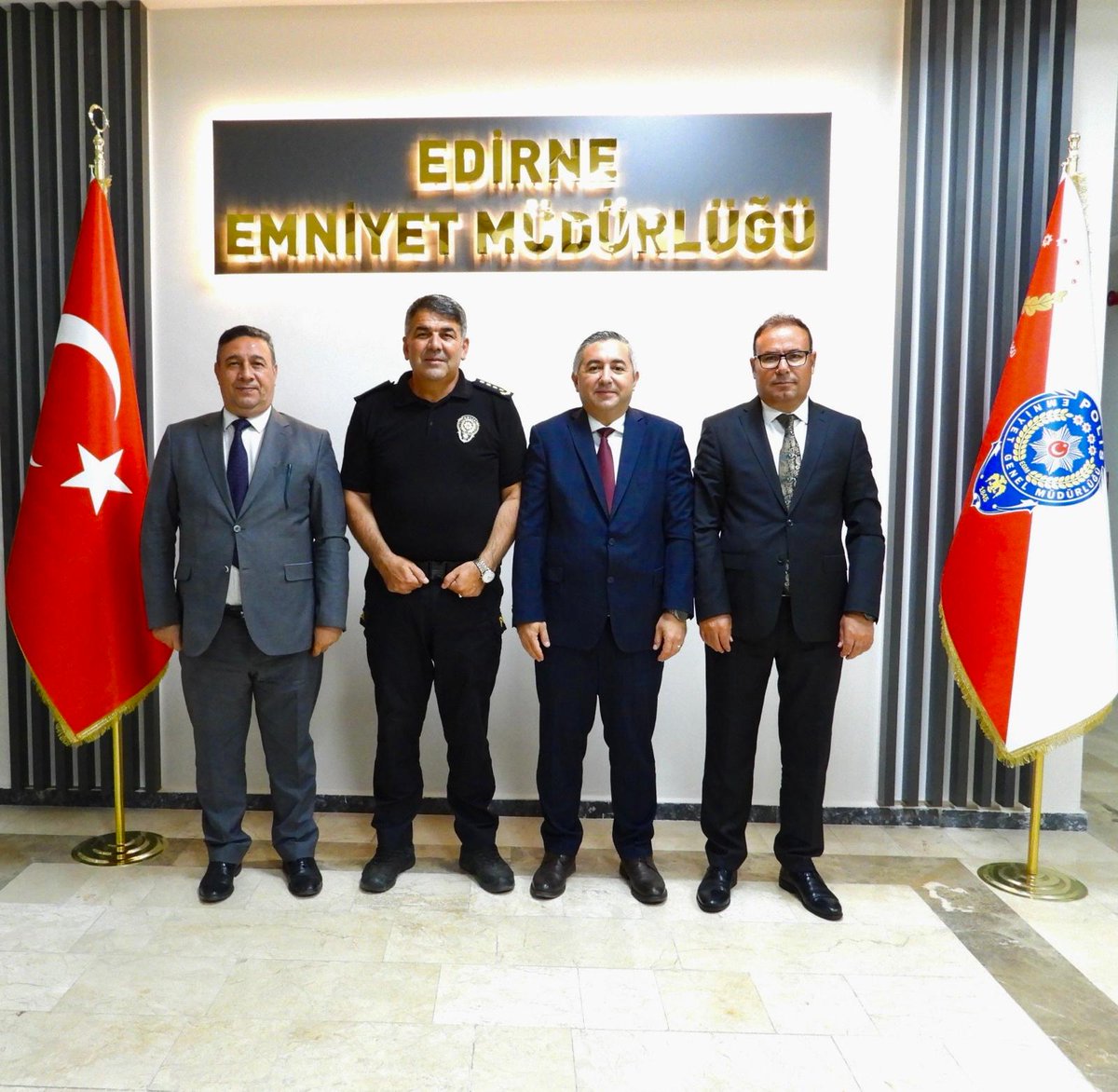 Trakya Gümrük ve Dış Ticaret Bölge Müdürü Sayın Ali TOPÇU, Trakya Gümrük ve Dış Ticaret Bölge Müdür Yardımcısı İlyas AKYILDIZ ve GTİ Müdürü Ertuğrul IRKIÇATAL, İl Emniyet Müdürümüz Sayın Onur KARABURUN'a veda ziyaretinde bulundular.

#EdirneEmniyetMüdürlüğü
#EdirneninEmniyeti