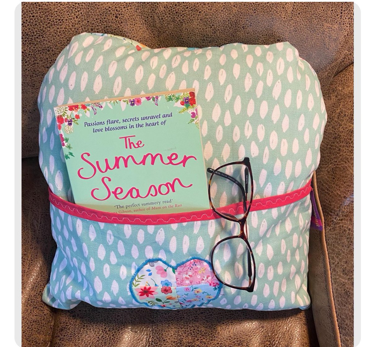 ZebraMingo's tweet image. Weekendread ready? zebramingo.etsy.com/listing/434629… #FridayFeeling #WeekendReading #deer #cotragecore