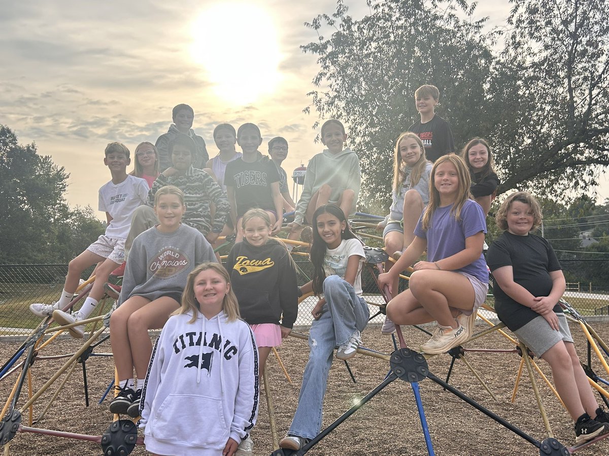 DeSoto_School's tweet photo. These STAR students have been recognized by their teachers for rocking their habits of attention. #TLAC https://t.co/IZAvJbng5n