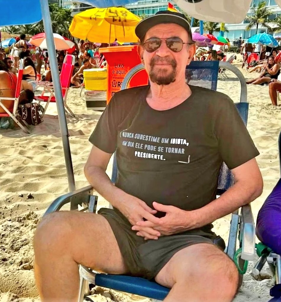 Em janeiro de 2025, o advogado Cezar Bittencourt, que fez a defesa do tenente-coronel Mauro Cid, condenado a 2 anos de prisão em regime aberto no julgamento da Trama Golpista, usava esta camiseta na praia de Ipanema.