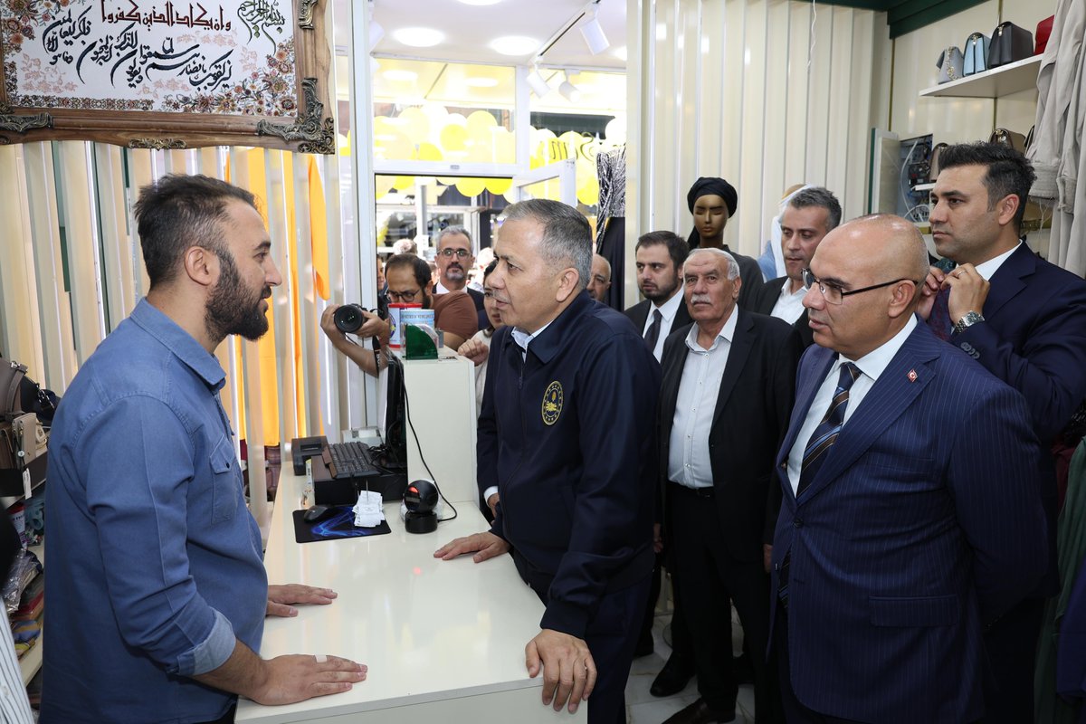 T.C. Ağrı Valiliği (@agrivalilik) on Twitter photo İçişleri Bakanımız Sayın <a href="/AliYerlikaya/">Ali Yerlikaya</a>, Valimiz Sayın <a href="/ValiMustafaKoc/">Mustafa Koç</a> ve İl protokolü, esnafımızı ziyaret edip talep ve isteklerini dinleyerek hayırlı işler, bereketli kazançlar temennisinde bulundu.
📍 Cumhuriyet Caddesi İçişleri Bakanımız Sayın <a href="/AliYerlikaya/">Ali Yerlikaya</a>, Valimiz Sayın <a href="/ValiMustafaKoc/">Mustafa Koç</a> ve İl protokolü, esnafımızı ziyaret edip talep ve isteklerini dinleyerek hayırlı işler, bereketli kazançlar temennisinde bulundu.
📍 Cumhuriyet Caddesi