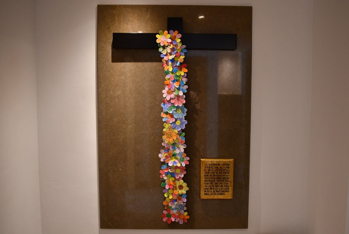 El día 14 de septiembre conmemoramos la exaltación de la Sta Cruz y los alumnos de 3º de infantil han decorado flores para ponerlas en la cruz de nuestro oratorio.