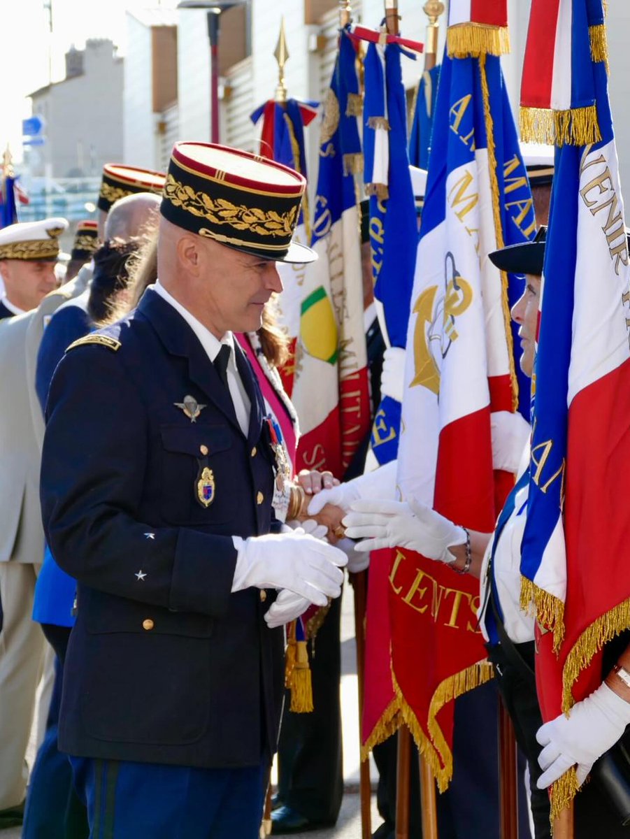 valerieboyer13's tweet photo. #PriseDeCommandement à #Marseille, du général Pierre Baillargeat qui prend la tête des 1 155 militaires mobilisés pour protéger nos concitoyens. Dans un contexte d'insécurité, leur engagement est nécessaire. Merci à ces femmes et hommes pour leur dévouement exemplaire 👮♂️🇫🇷 https://t.co/mQEN1mdhN6