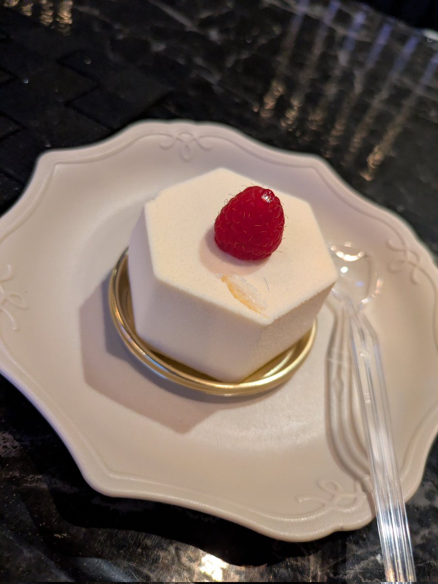 昨日久しぶりにケーキ頂いて食べたけど美味しかった😋
今日はお弁当作る気しなくてご飯食べてません…でもお酒は飲めます(笑)
まだまだお席空いてます！！
カラオケ好き、お酒好きな方はぜひCatsへ✨
#金沢スナック
#金沢bar
#barCats
#片町シンニチビル１階
#女性スタッフ募集中