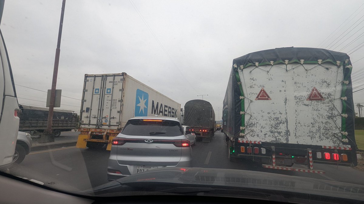 BryanSandovalV's tweet photo. Qué sucede con el tráfico en La Aurora? Es inconcebible que a estas alturas aún no regulen horarios de circulación de tráfico pesado en esta zona que no es industrial, cómo lo hacen en todas las ciudades del mundo en hora pico.
@AlcaldiadeDaule @CTEcuador @WilsonCanizares https://t.co/FwSTR3TQ57