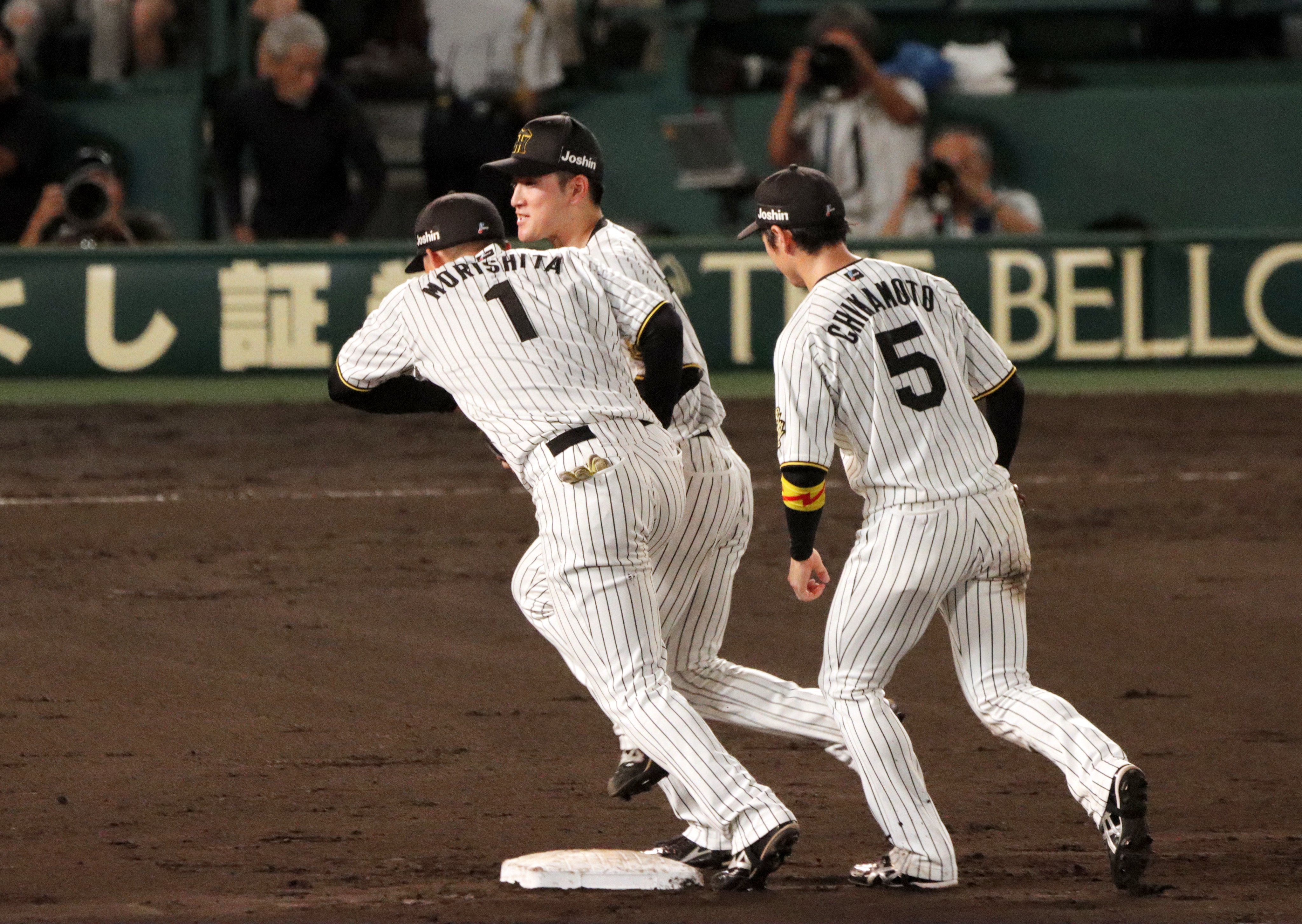 森下翔太　非売品 BBM2025 2nd 阪神タイガース森下翔太 75シリ 青箔サイン - メルカリ