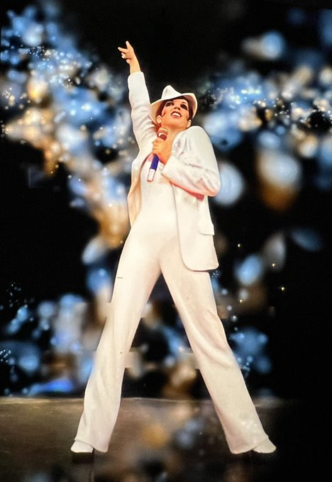iShowTunes's tweet photo. Country air means zilch to me
I won't breathe nothin' I can't see
So, let me quit and hit those pretty city lights
Hit them... City... Take me home, now !
City lights !
Love them lights ! - #KANDERandEBB
#TheAct #CityLights #LizaMinnelli @TheTonyAwards https://t.co/C0xDNdrfDl