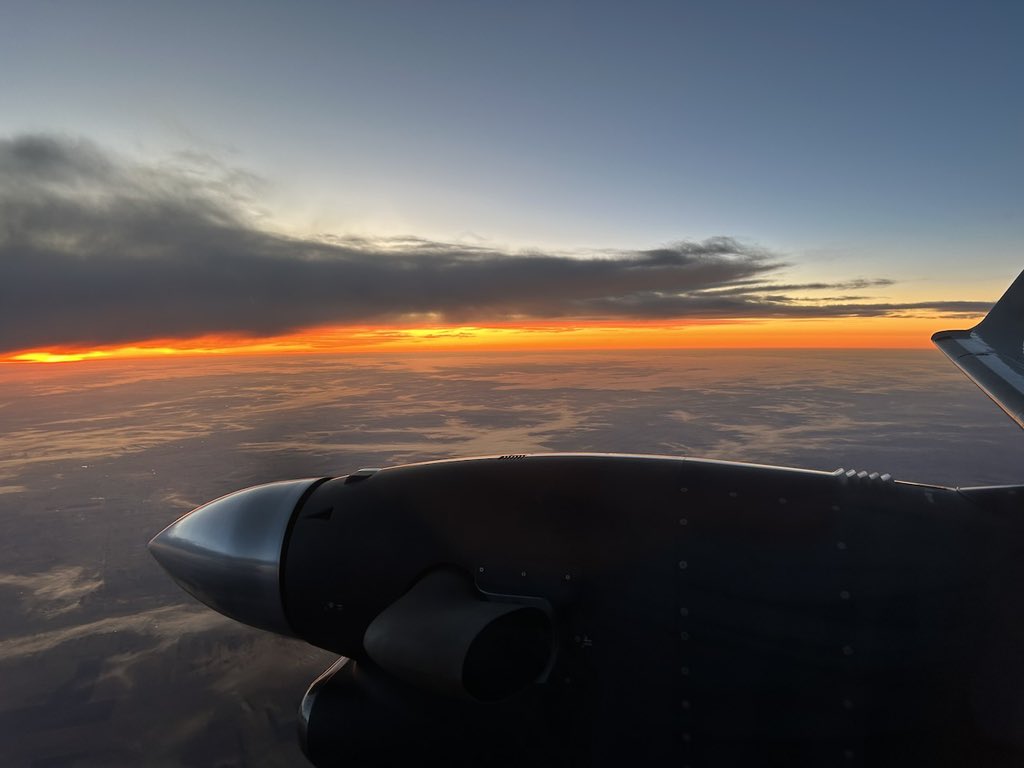 ☀ Sunrise this morning over Brazil in the Beechcraft King Air 360.
☀ Bu sabah Brezilya semalarında Beechcraft King Air 360 ile gün doğumu.

#EMAIR #Aviation #Beechcraft #KingAir360 #SunriseFlight #BrazilSkies #AviationLovers #SkyView