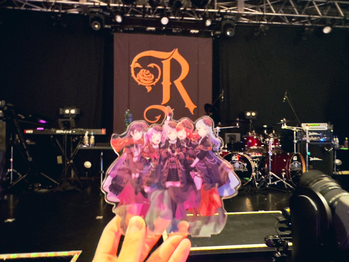 Roselia最高過ぎた💥💥💥
最前"まきな"目線の写真です！！！
右下の黒に白ラインのお立ち台の上にメンバーが！！(推定1m)
歴代で最も近いと思われる位置からFIRE BIRDも浴びれてこんなに嬉しいことはない！！
熱すぎた！まじRoselia最高！次のライ
(文字数…🤓)
#Roseliaフリーライブ #Roselia #Stolz