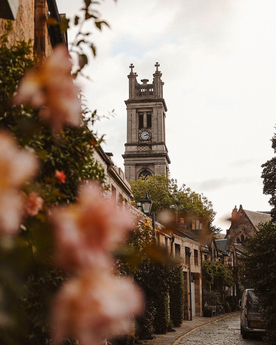 Did you know? Circus Lane with its cobblestones and ivy-clad cottages, is just a 3-minute stroll from @niracaledonia. As autumn approaches, we can’t wait to see its timeless charm wrapped in golden leaves. ✨