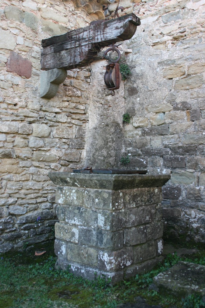 Bon dia amb el #patrimonideldia! A l'exterior de l'església de Santa Magdalena de Conangle a les #LesMasiesdeRoda hi trobem un pou. Al damunt hi ha un cap de biga amb una corriola que s'usava per fer pujar l'aigua: patrimonicultural.diba.cat/element/pou-de… <a href="/MasiesdeRoda/">Les Masies de Roda</a> @culturadiba