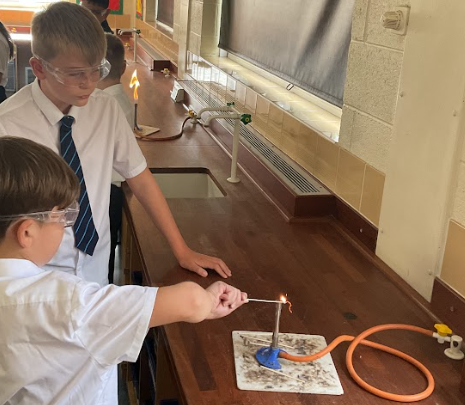 Huxlow's tweet photo. Today, our Year 7 scientists mastered the art of safely using a Bunsen burner! 🔥 After diligently practicing each step, they were awarded their certificates. 🎓 Great job, future scientists! 🌟 #ScienceAchievers #BunsenBurnerPros #Pride https://t.co/skEYpWqDjE