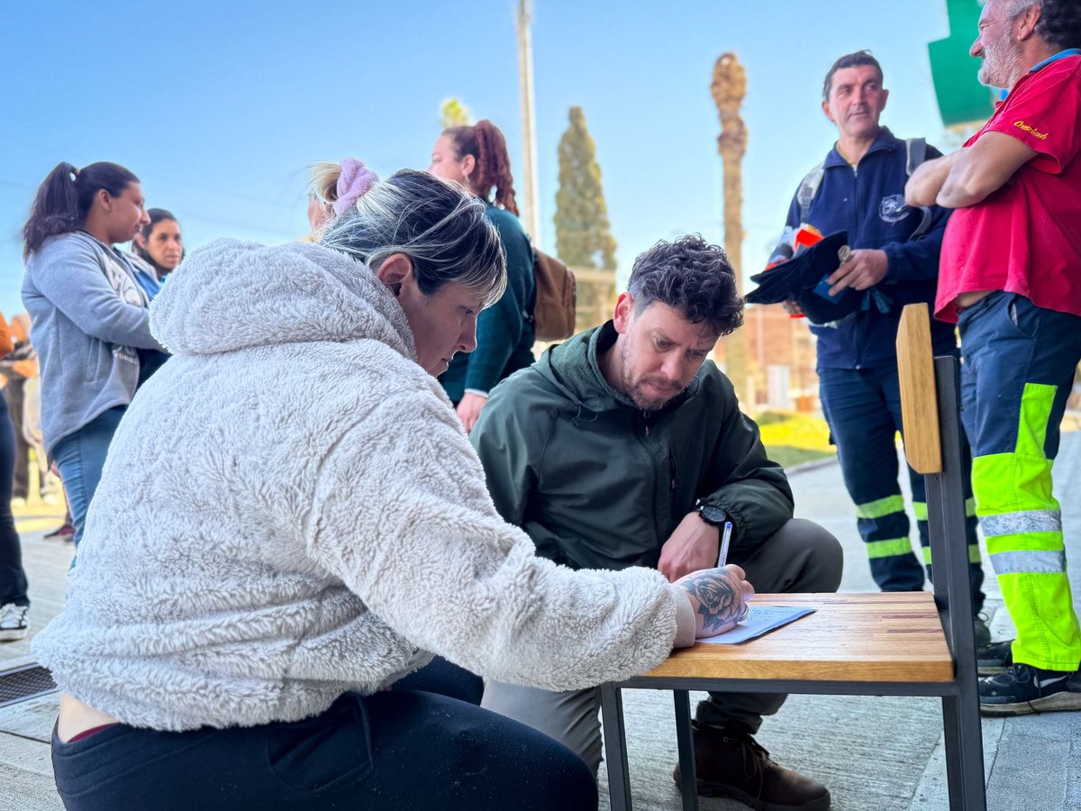 En el marco del programa Uruguay Impulsa, se realiza la entrega de ropa a los participantes.
La instancia contó con la presencia del Director de Desarrollo Sostenible, <a href="/Arturo_Torres62/">Arturo Torres Vazquez</a>, y del Director de Abastecimiento, <a href="/gerardobarcia/">gbarcia</a>.