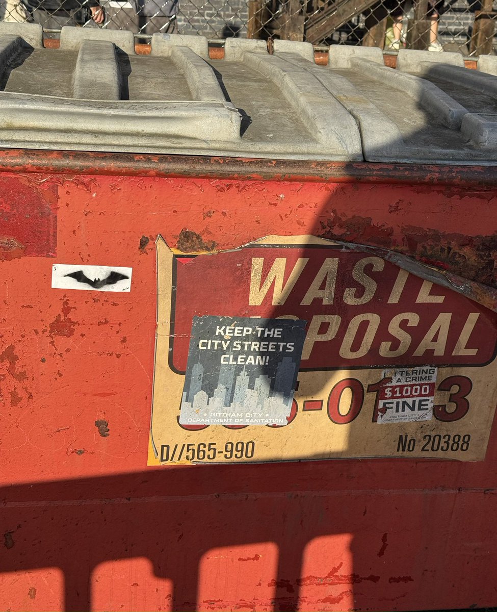 DCUBrief's tweet image. A Batman symbol on the set of Clayface.

(📸 @deejay1711)