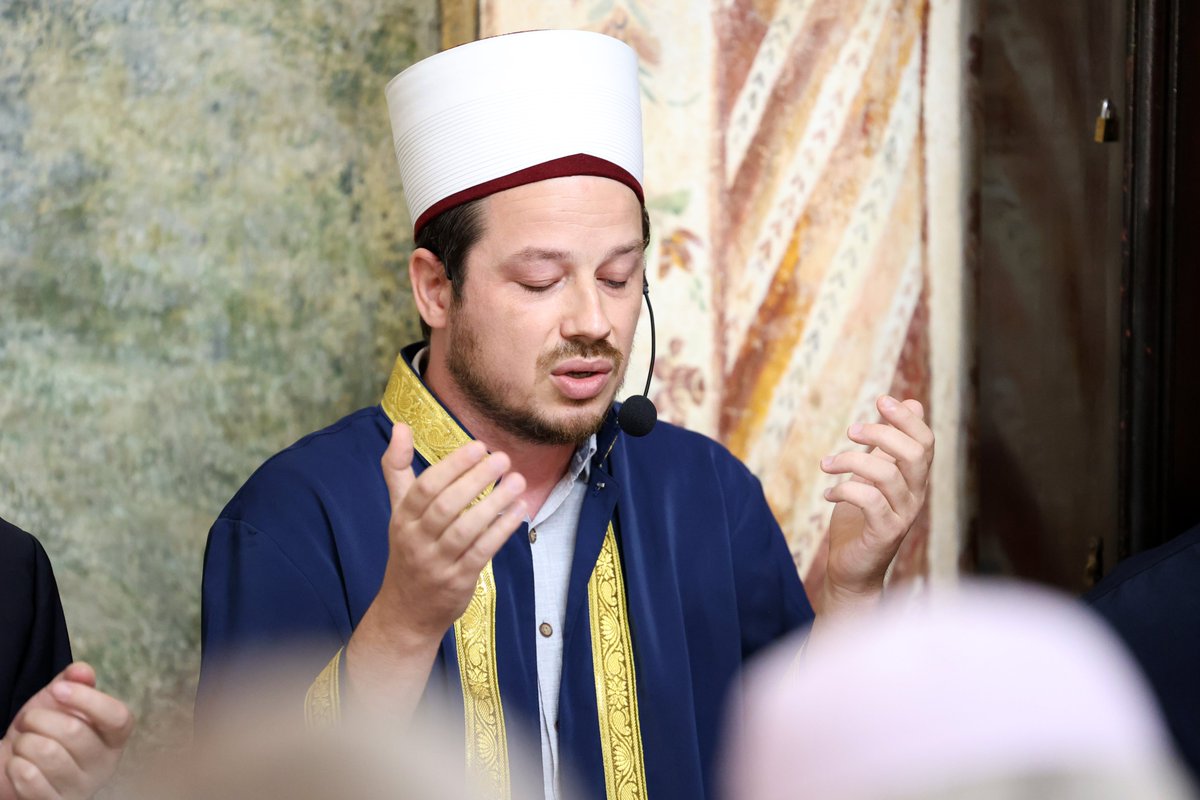 kmsh_al's tweet photo. Në kuadër të muajit të lindjes së të Dërguarit të Allahut ﷺ, ditën e sotme, para namazit të xhumasë, në Xhaminë "Et’hem Bej" u zhvillua një program fetar kushtuar jetës dhe veprës së Profetit Muhamed ﷺ.

https://t.co/cZPuALxxNT https://t.co/jzmBJ78mbu