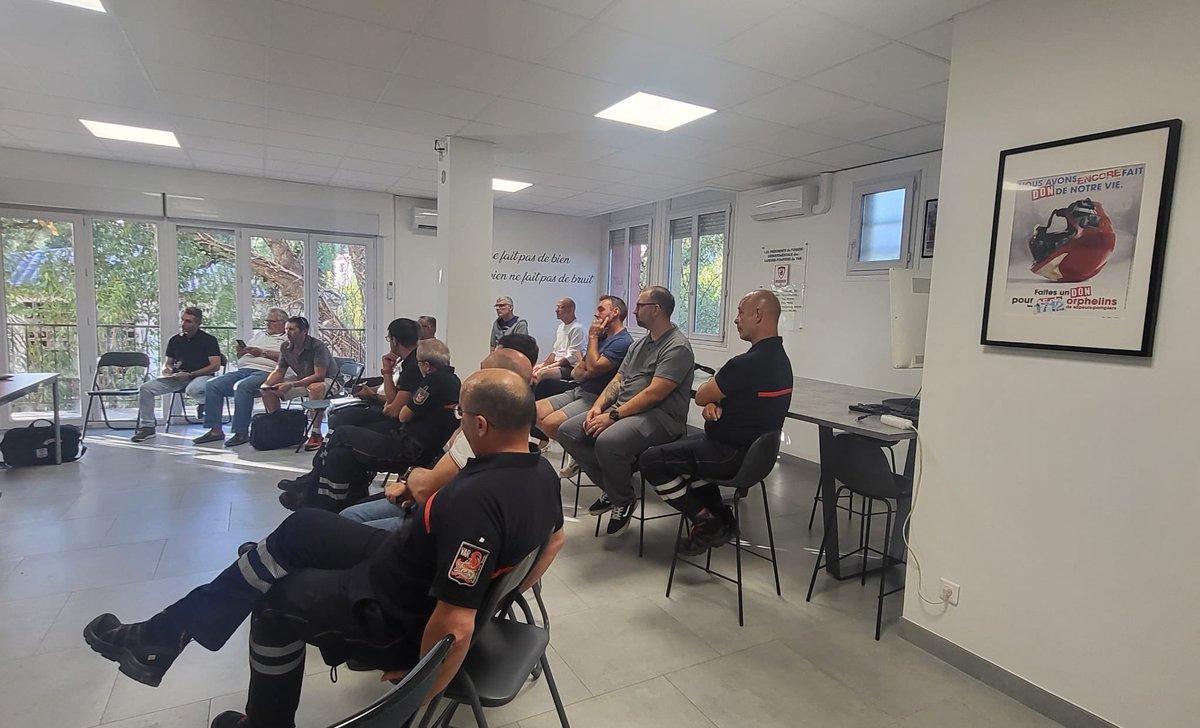 udspvar's tweet photo. #volontariat | Hier soir @udspvar organisait une réunion d’information en présence d’une vingtaine d’adhérents sapeurs-pompiers volontaires.
Présentation complète de la #NPFR, les événements autour d’elle , les risques, les attentes ….
Les mesures attendues, à prendre, l’avenir https://t.co/MVNz9ofJvq