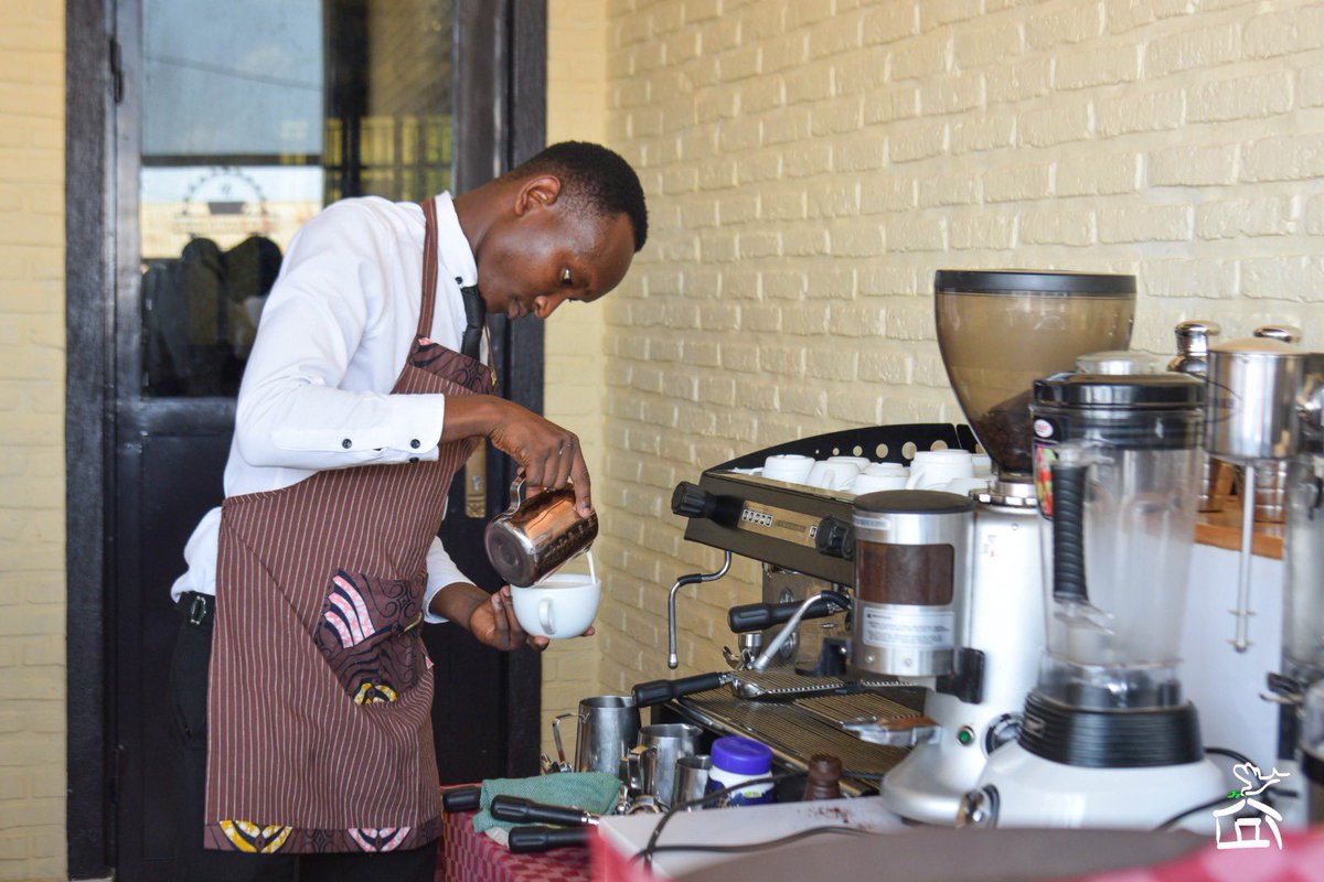 Maison_Shalom's tweet image. #Maggy avec @RwandaEmergency, #ProgrammeCLE, les partenaires présents dans le camp et collègues ont inauguré le Café Rencontre près du camp de #Mahama.
Un lieu d’espoir offrant des emplois aux jeunes réfugiés &amp;amp; communautés locales, tout en soutenant les actions de @Maison_Shalom.