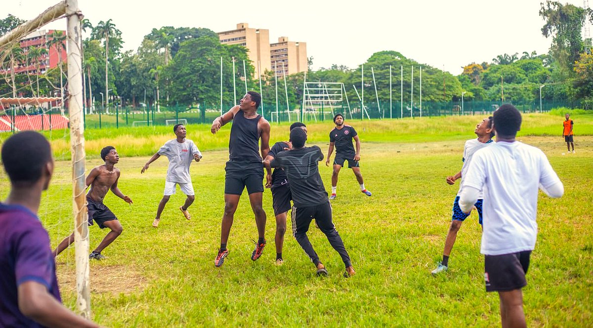 compengKNUST's tweet image. 📍𝐓𝐡𝐫𝐨𝐰𝐛𝐚𝐜𝐤

ACES Week 2025 had its own version of the Champions League. Four classes entered, but 𝐂𝐨𝐦𝐩𝐮𝐭𝐞𝐫 𝟐 class showed they can dribble… and took the trophy home.