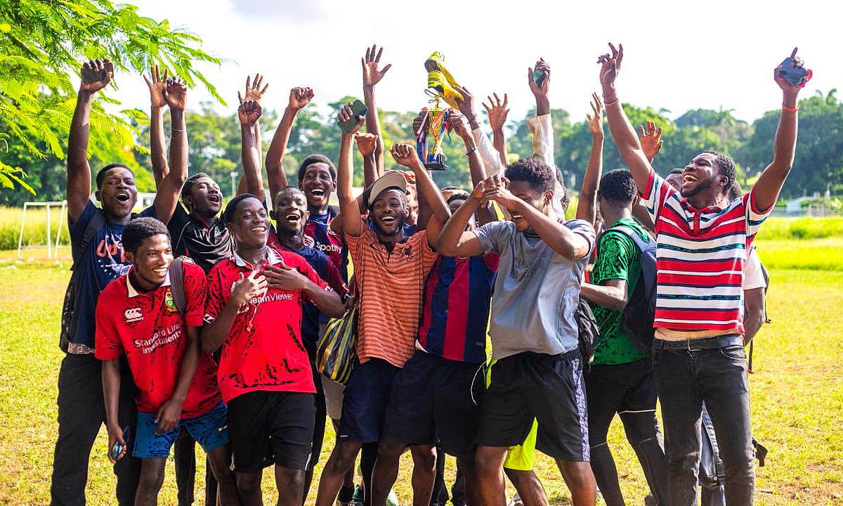 compengKNUST's tweet image. 📍𝐓𝐡𝐫𝐨𝐰𝐛𝐚𝐜𝐤

ACES Week 2025 had its own version of the Champions League. Four classes entered, but 𝐂𝐨𝐦𝐩𝐮𝐭𝐞𝐫 𝟐 class showed they can dribble… and took the trophy home.