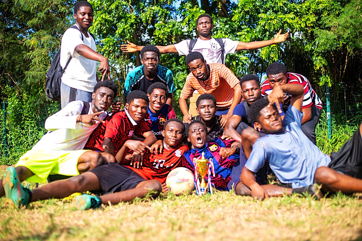 compengKNUST's tweet image. 📍𝐓𝐡𝐫𝐨𝐰𝐛𝐚𝐜𝐤

ACES Week 2025 had its own version of the Champions League. Four classes entered, but 𝐂𝐨𝐦𝐩𝐮𝐭𝐞𝐫 𝟐 class showed they can dribble… and took the trophy home.