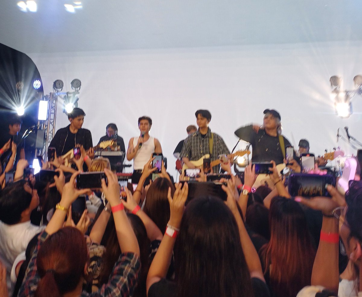 Didn't know that seeing you again will shed some tears. Happy tears. 🥺🥰 It was such a good friday for me kahit nasprain ako. Nakakamiss kayo makita at makasama sa pag kanta ng magaganda niyong kanta.See u gain! 🥰 i knw nakita at naaninag niyo ako from afar. Congrats again! ❤️