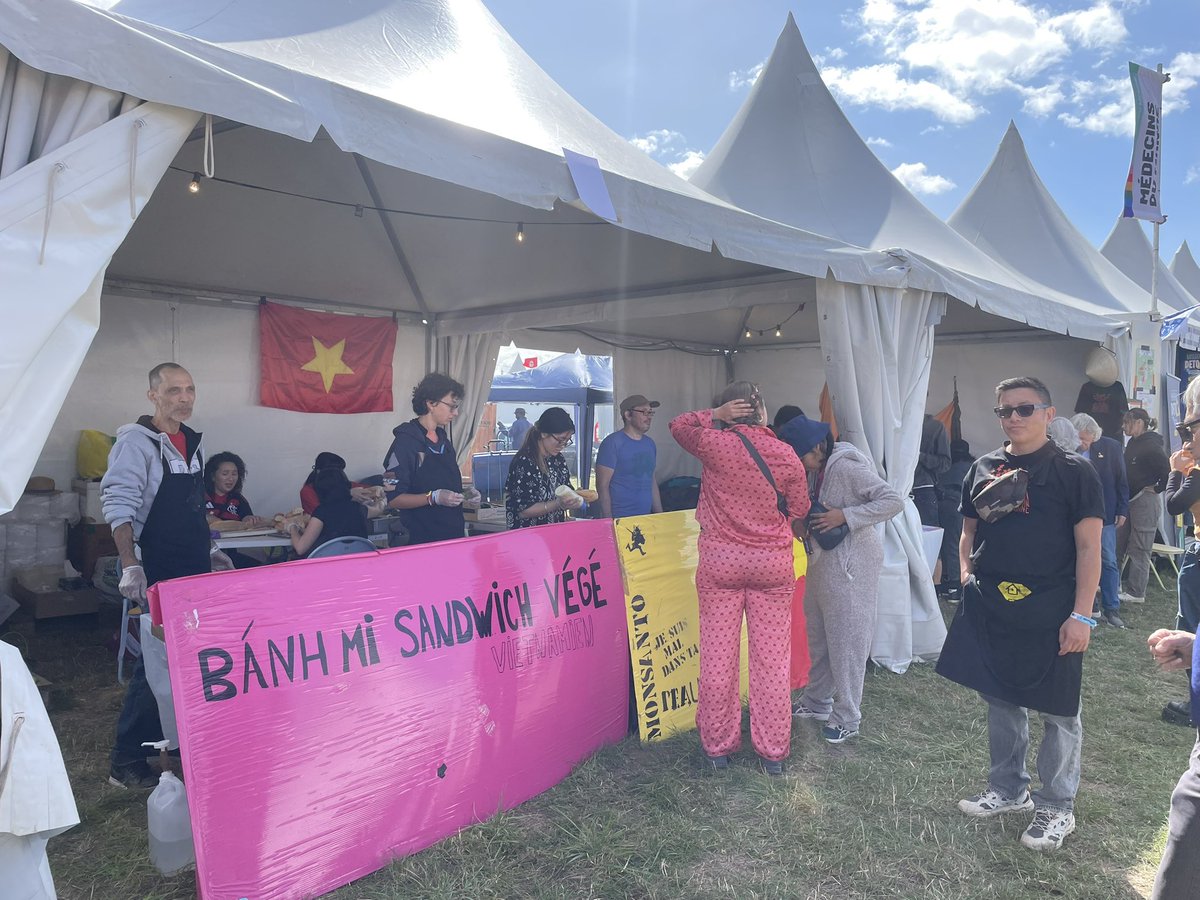 VietnamDioxine's tweet photo. La @FetedelHumanite est lancée avec une discussion au Village du Monde sur les 50 ans de la fin de la Guerre du Vietnam animé par @AxelNodinot avec Trần Tố Nga, Alain Ruscio, historien et Hélène Luc ancienne sénatrice. 

Rejoignez-nous sur notre stand où l’on vend des banh mi ! https://t.co/pUepoItWGt