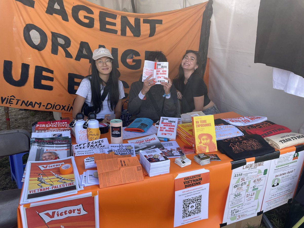 VietnamDioxine's tweet photo. La @FetedelHumanite est lancée avec une discussion au Village du Monde sur les 50 ans de la fin de la Guerre du Vietnam animé par @AxelNodinot avec Trần Tố Nga, Alain Ruscio, historien et Hélène Luc ancienne sénatrice. 

Rejoignez-nous sur notre stand où l’on vend des banh mi ! https://t.co/pUepoItWGt