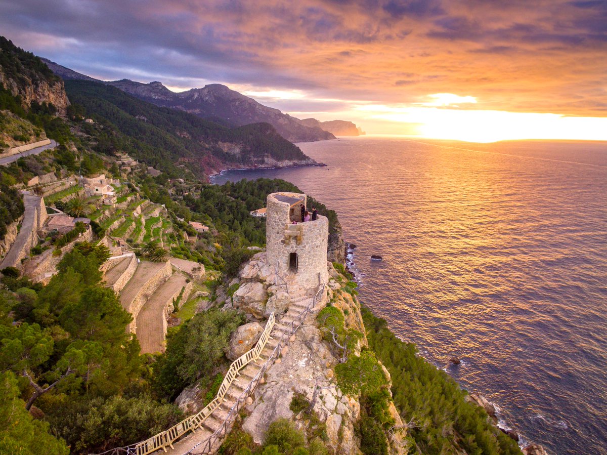 ¿Conoces la Torre Verger ubicada en #Mallorca?🔍 Esta torre solitaria, colgada sobre los acantilados de la sierra de Tramuntana, vigila el horizonte desde 1579. 📆

Construida para defender la costa de los ataques piratas ⚔️, formaba parte de la red de torres de señalización que