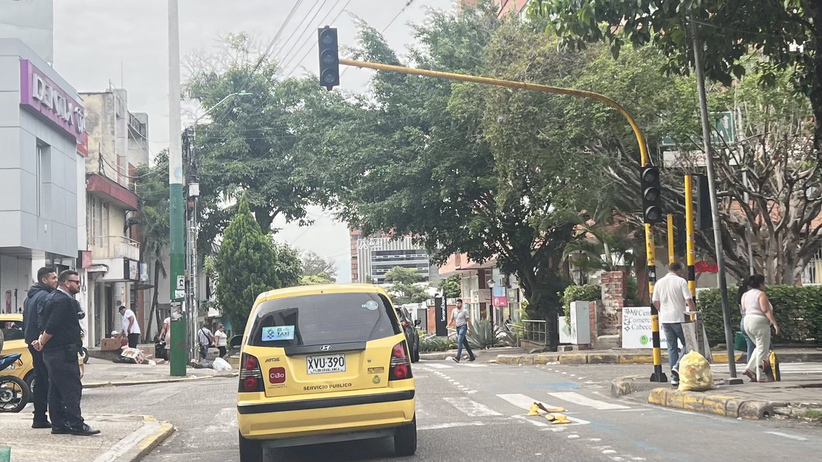 oscarghernandez's tweet image. Que está pasando? 4 días completaron sin funcionar estos #semáforos en la Cra 35A con Cll 51 en cabecera #Bucaramanga y así muchos sectores más de la ciudad