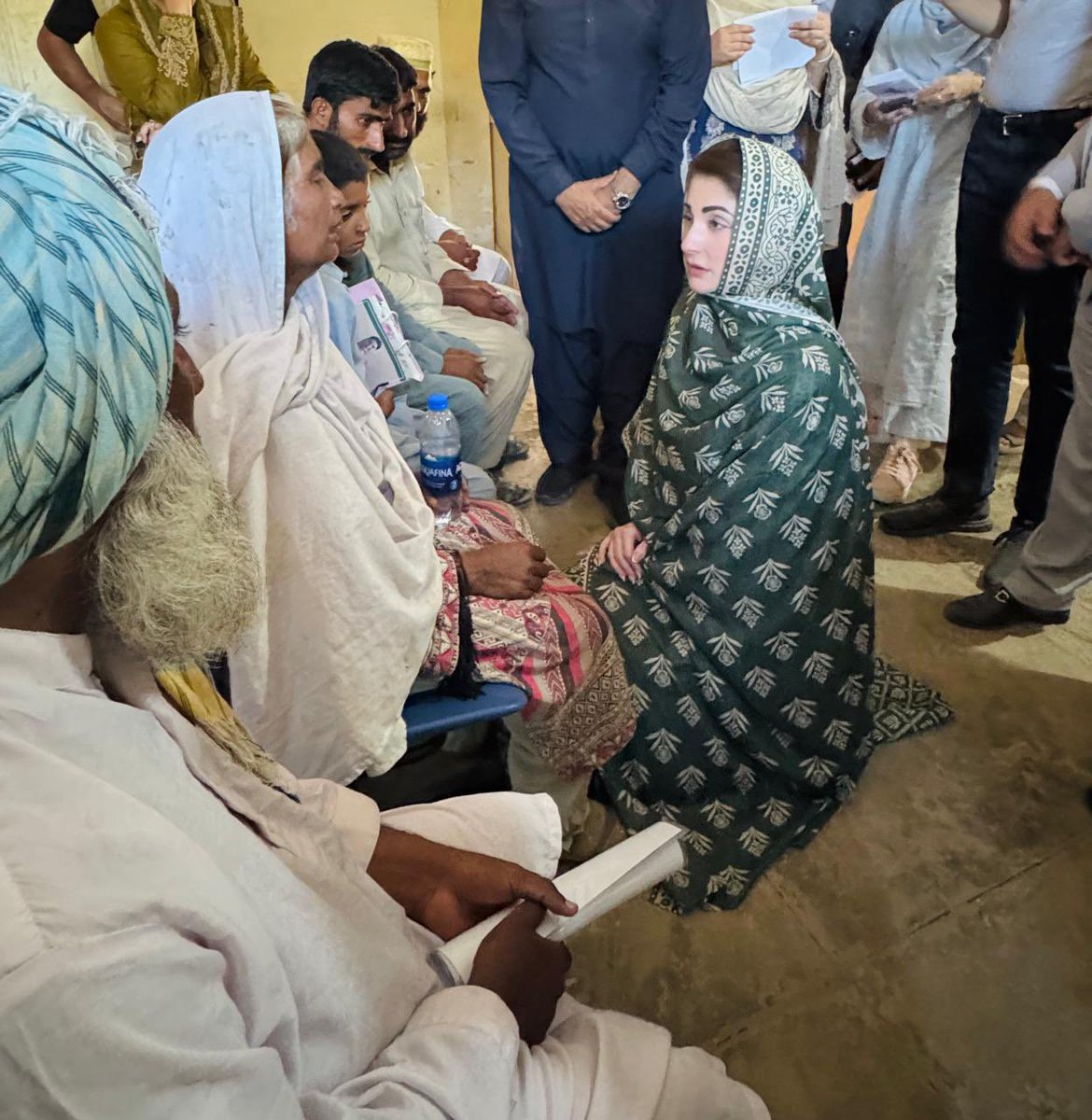 حکمران کے اندر اگر انسانیت اور خدا ترسی موجود ہو تو وہ خود زمین پہ بیٹھتا ہے اور خلق خدا کی خدمت کے لئے مامور ہوتا ہے
مریم نواز شریف خود کو ہمیشہ عوام کے سامنے جوابدہ سمجھتی ہیں الحمدللہ