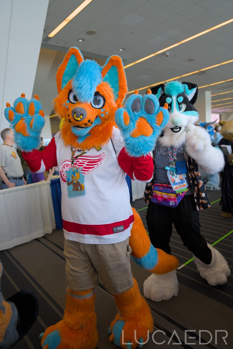 Happy #FursuitFriday here's another very cute photo with <a href="/SyberCollie/">Syber</a> and me from the #anthrocon2025 parade!

Photo taken by <a href="/Lucaedr/">Lucaedr</a> on FurTrack!!!