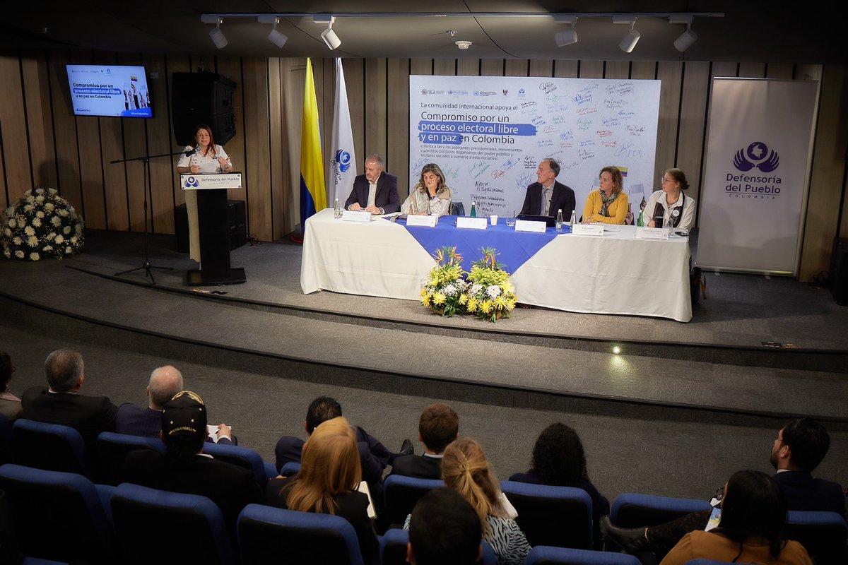 DefensoriaCol's tweet image. En seguimiento al Compromiso por un Proceso Electoral Libre y en Paz en Colombia, se realizó un encuentro con la participación de la Defensora del Pueblo, @MarnIris, y @Lauraggils, Secretaria General Adjunta de @OEA_oficial, junto a:

- Scott Campbell, Representante de…