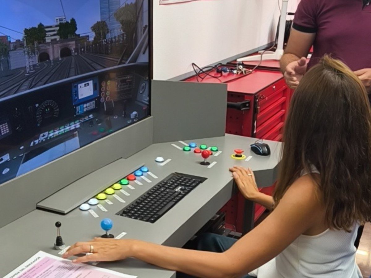🚆📚 La consellera d’Educació, Esther Niubó, ha obert avui el curs de #FormacióProfessional a l’IES Lluch i Rafecas, el centre de referència de la formació ferroviària a Catalunya.
Niubó ha visitat aules, parlat amb alumnes i també ha utilitzat el simulador de conducció de trens.