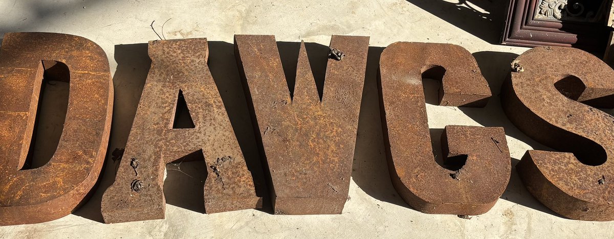 Happy Maroon Friday!! Some more marketplace/estate sale finds! I’ve had the “D” forever and found the rest this week. 🙌 🐶