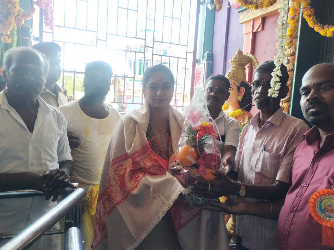 CPriyanga_offl's tweet photo. இன்று (12.09.2025) புதுச்சேரி மாநிலம், காரைக்கால் மாவட்டம், கோட்டுச்சேரி கொம்யூன், ஜீவா நகர் கிராமத்தில் எழுந்தருளி அருள்பாலித்து வரும் அருள்மிகு செங்கழுநீர் அம்மன் மற்றும் அதன் பரிவார ஆலய வருடாந்திர ஆவணி  கலந்துகொண்டு சாமி தரிசனம் செய்தேன்
மேலும் இந்நிகழ்வில் கோவில் நிர்வாகிகள், பக்தர்கள், கிராம பஞ்சாயத்து உறுப்பினர்கள் மற்றும் கிராமவாசிகள் பங்கேற்றனர்.