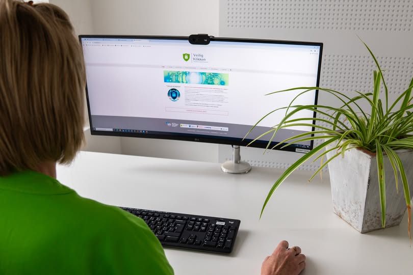 💡 Een mooi initiatief, dat is veiligklikken.be
Deze gloednieuwe website van de vrijwillige cyberpreventieadviseurs van <a href="/PolitieLRH/">Politie LRH</a> bundelt begrijpbare info, actuele tips en concrete voorbeelden om je online beter te beschermen. Neem gerust een kijkje!