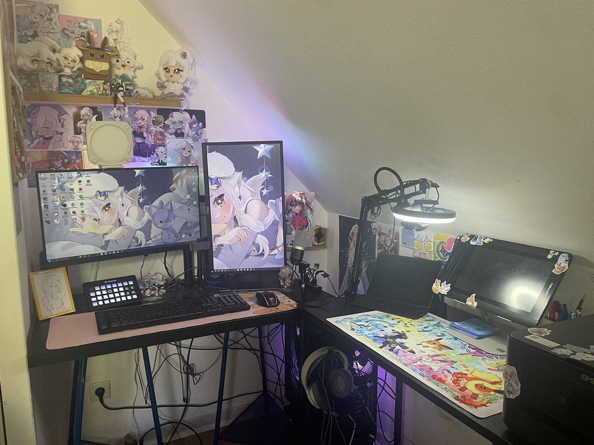 Mellumine's tweet photo. Je suis amoureuse de mon set up 🥰

Le ré-aménager a été la meilleure décision possible 🥰✨

N’hésitez pas à me montrer vos set up aussi en commentaire ⬇️⬇️
(Je veux voir ✨) https://t.co/hy8V8dZIDU