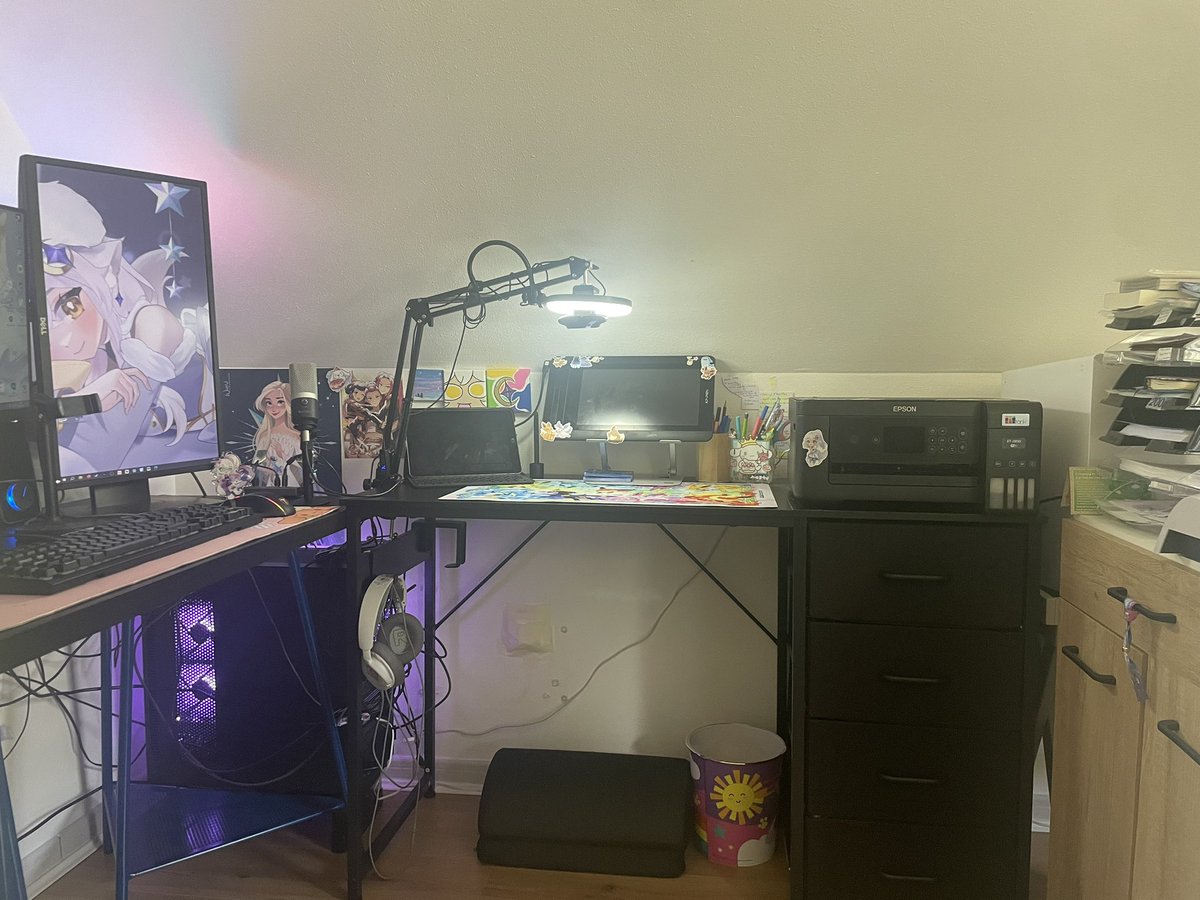 Mellumine's tweet photo. Je suis amoureuse de mon set up 🥰

Le ré-aménager a été la meilleure décision possible 🥰✨

N’hésitez pas à me montrer vos set up aussi en commentaire ⬇️⬇️
(Je veux voir ✨) https://t.co/hy8V8dZIDU