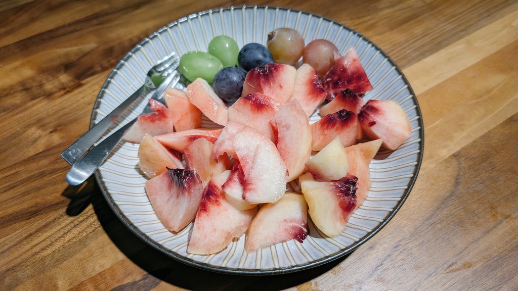 無事夫氏が年1の大仕事から帰宅したので、おつかれさまフルーツパーティーしてる🥳🍑 
スタッフのみなさんもおつかれさまでしたー！