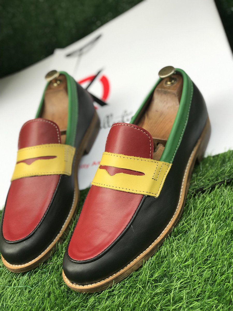 KennyDShoemaker's tweet photo. Bespoke Leather Sole Loafers for my Abuja Customer💪🏼💪🏼

He specifically chose these Color combo and it came out very nice!! 

You likes??? WhatsApp 08147321409 !! It can be done to meet your unique needs also.. 

RT if you come across this masterpiece 🙏🏼🙏🏼🙏🏼🙏🏼 https://t.co/3xERYPbfn7