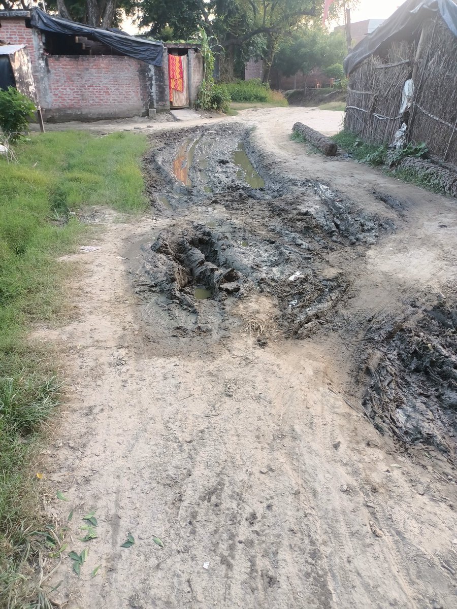 ग्राम पंचायत कोटवा, ब्लॉक बेहजम जिला लखीमपुर खीरी का मुख्य मार्ग कीचड़ के अवरुद्ध पड़ा है।सेक्रेटरी वंदना मिश्रा को दिखाया भी गया था उन्होंने उसके फोटोज भी लिए थे,परन्तु फिर भी कोई कार्य नहीं हुआ, ग्राम प्रधान बनवा देंगे कहकर टाल देते हैं।उचित कार्यवाही करने की कृपा करें