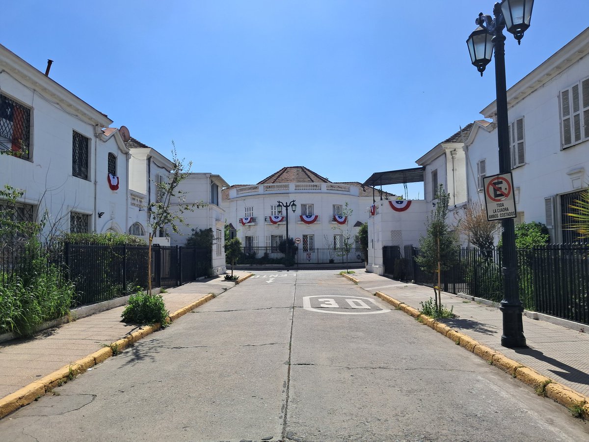 perez_inost's tweet photo. @CarabPrCentral @desbordes ...a pocas cuadras ..un oasis Calle Virginia Opazo @Muni_Stgo ...hermoseada por los vecinos para fiestas patrias!!! https://t.co/yxc6pznK6f