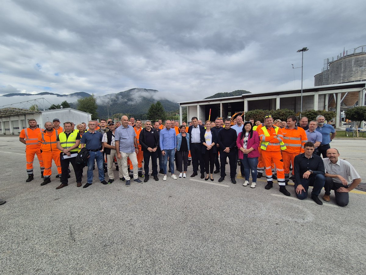 [PRIPRAVE NA ZIMO] ❄️ Na ploščadi Avtocestne baze Vransko je danes potekalo tekmovanje v spretnosti manevriranja plužnih vozil, kjer se je pomerilo 27 voznikov iz devetih avtocestnih baz po vsej Sloveniji. 🇸🇮

🏆 Prvo mesto je osvojil Damjan Marinc (Avtocestna baza Vransko), ki
